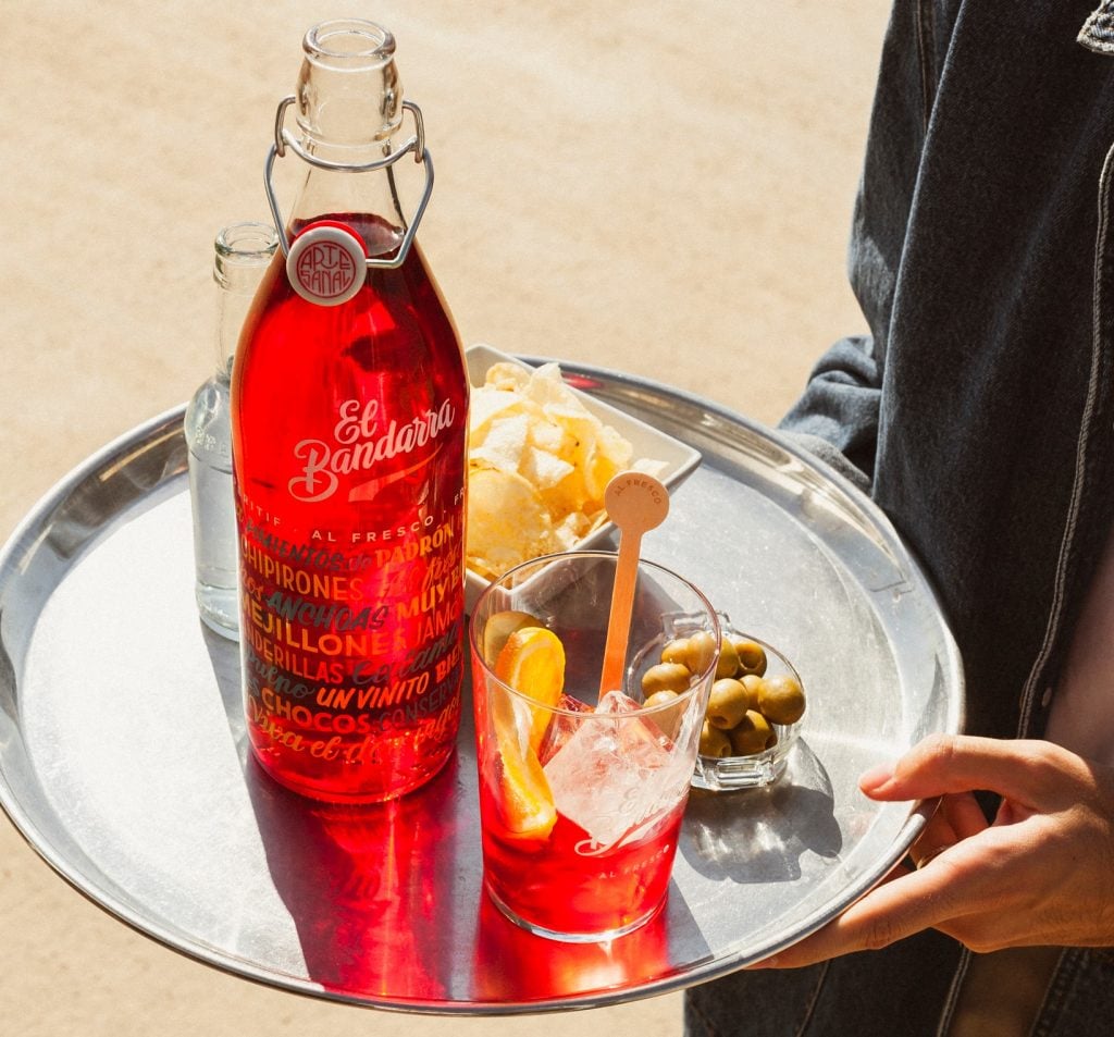 El Bandarra Al fresco vermouth on a tray with snacks
