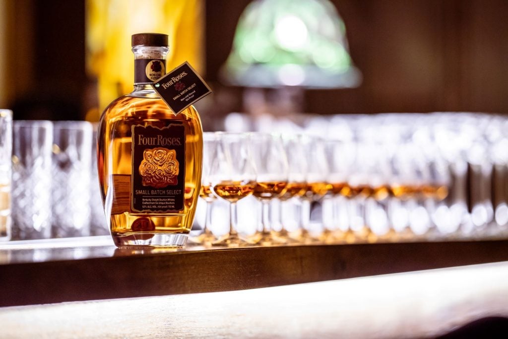 FOUR ROSES SMALL BATCH SELECT-LIFESTYLE-BOTTLE+GLASSES.jpg RS